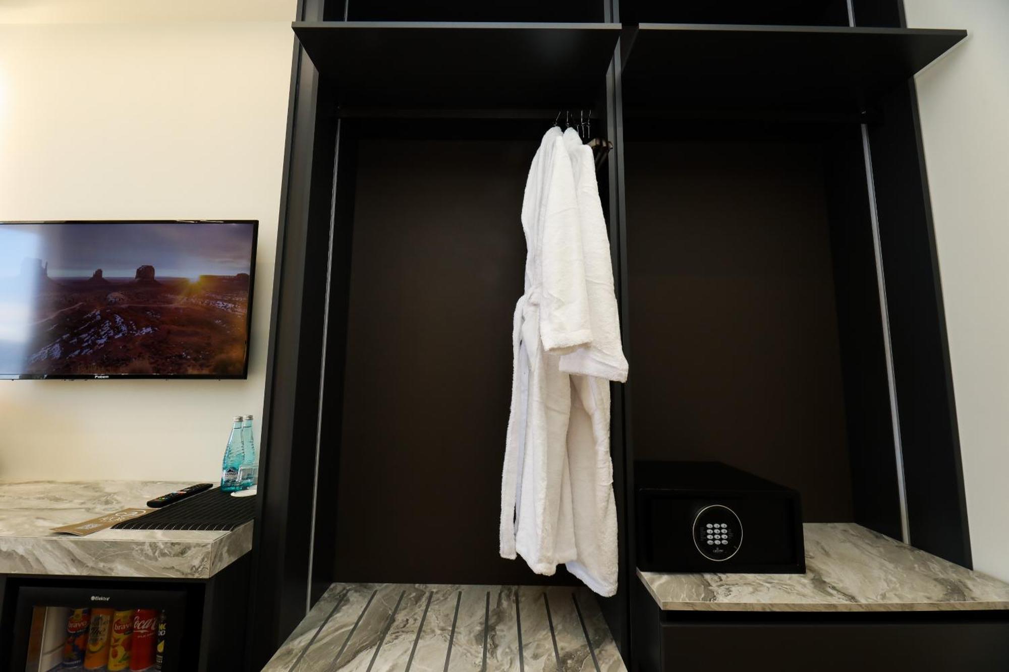 Hotel Adore Влёра Экстерьер фото